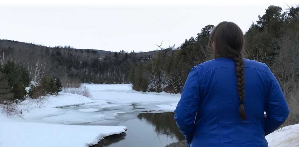 Emma Wattie, directrice du Atlantic Water Network, qui regarde une rivière glacée