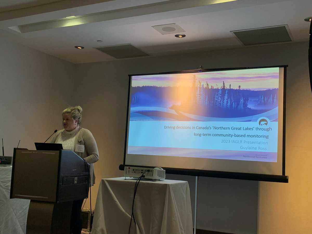 Guylaine Ross  presenting on community-based monitoring --- Guylaine Ross présente la surveillance communautaire