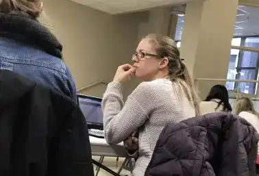 Une femme à l'atelier avec son ordinateur portable