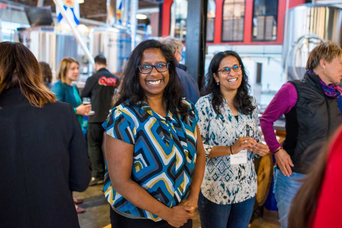 Deux participants souriants au lancement du flux de données