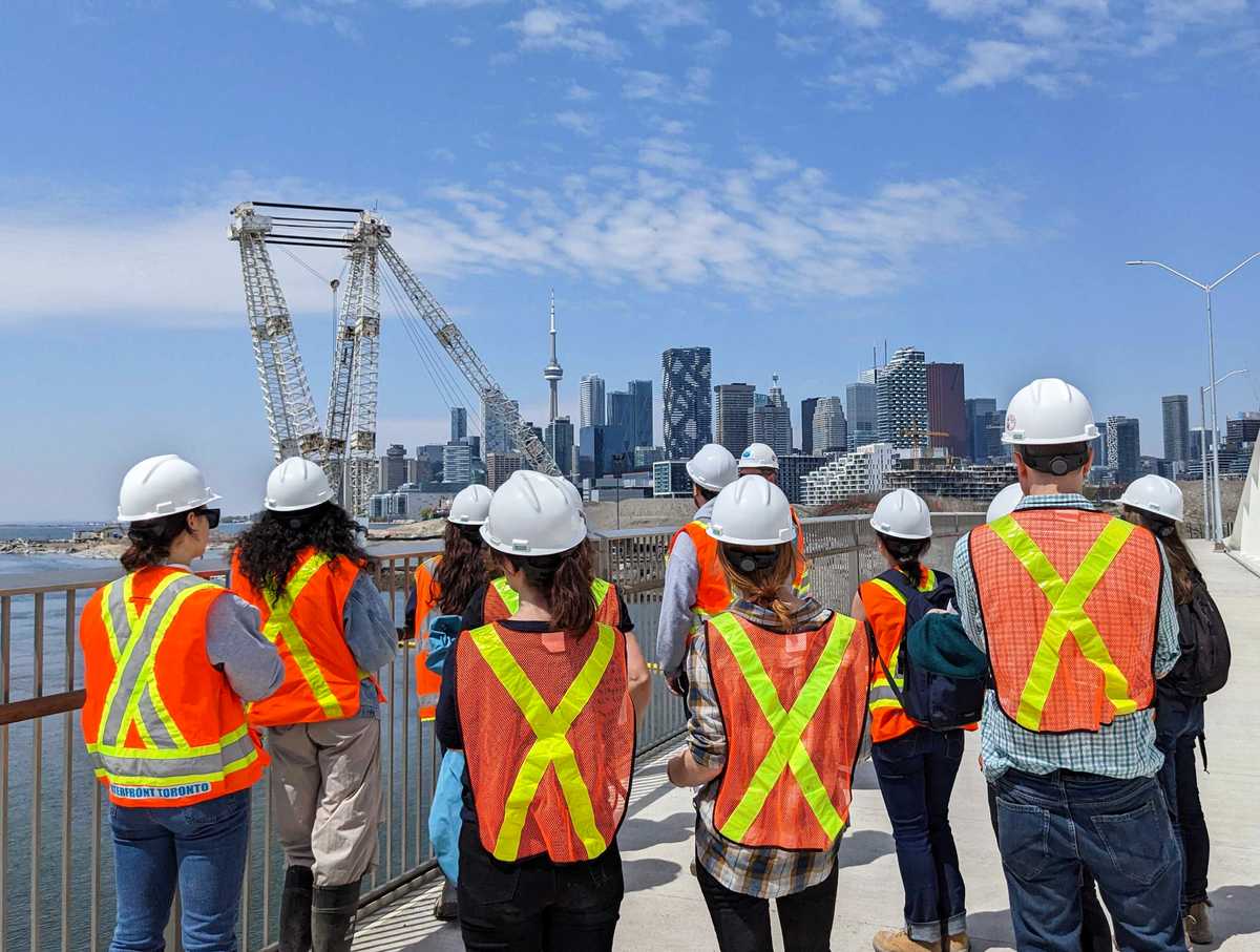 DataStream team looking at Toronto skyline --- L'équipe DataStream regarde la ligne d'horizon de Toronto