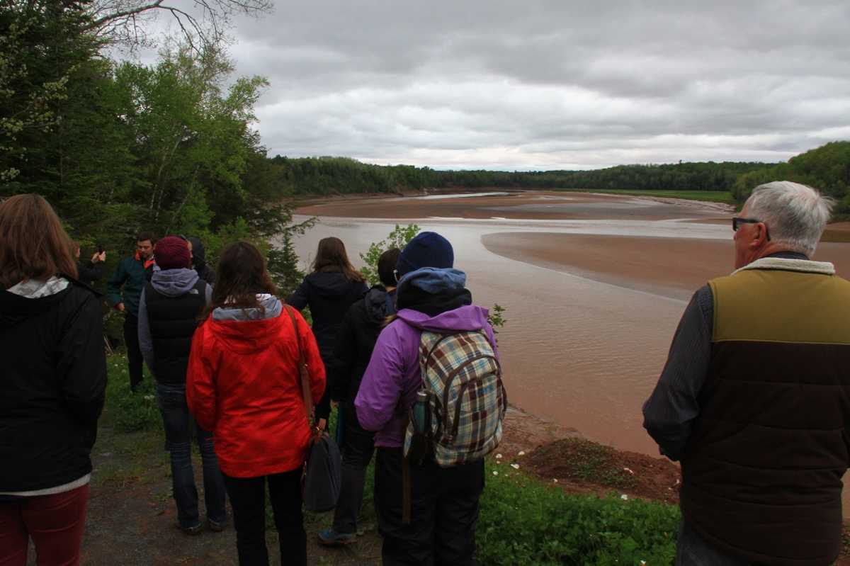 groupe de personnes regardant la rivière Shubenacadie