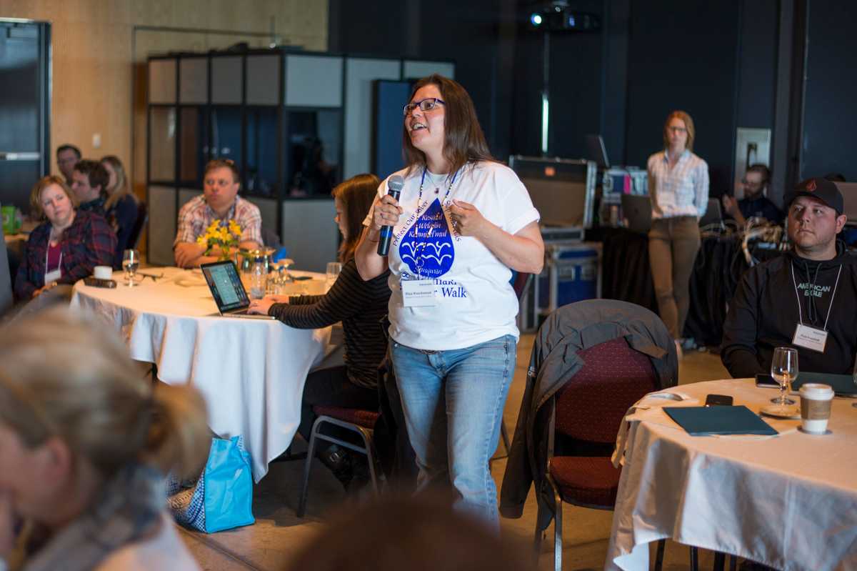 Une femme se tient avec un microphone lors de l'événement